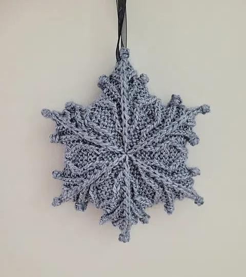 Вязаная снежинка спицами