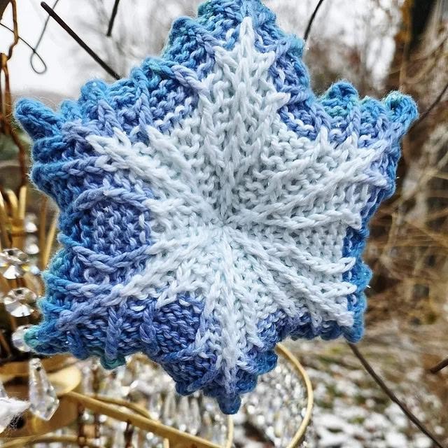 Вязаная снежинка спицами