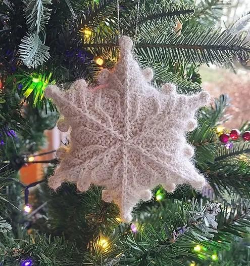 Вязаная снежинка спицами