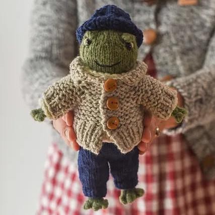 Вязаный лягушонок спицами