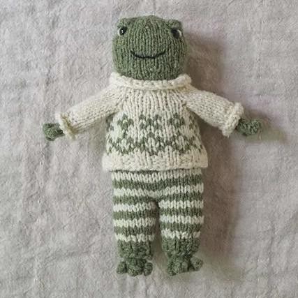 Вязаный лягушонок спицами