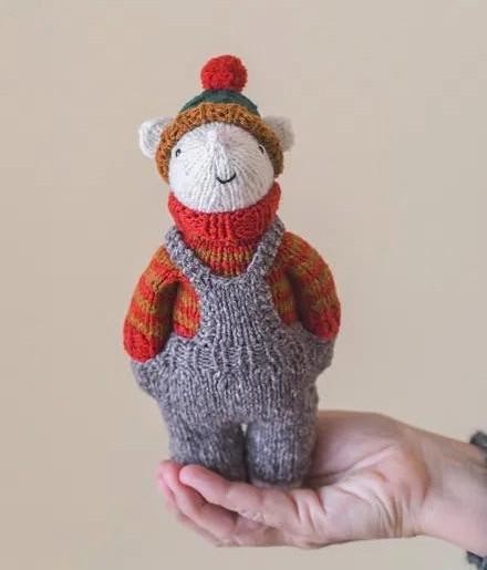 Вязаный спицами мышонок в одежде