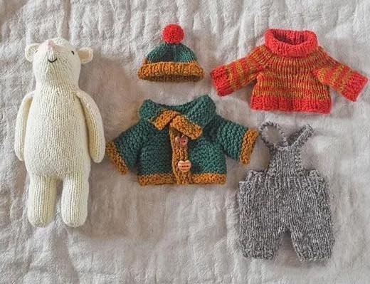 Вязаный спицами мышонок с одеждой