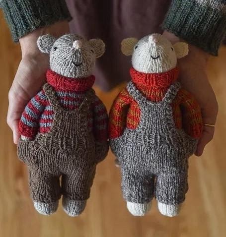 Вязаный мышонок в одежде
