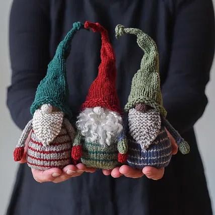 Вязаный спицами гном New Gnome