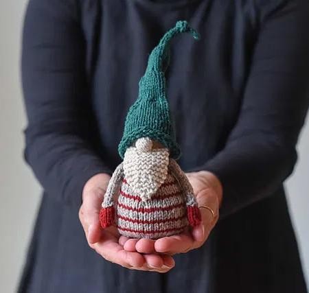 Вязаный гном спицами