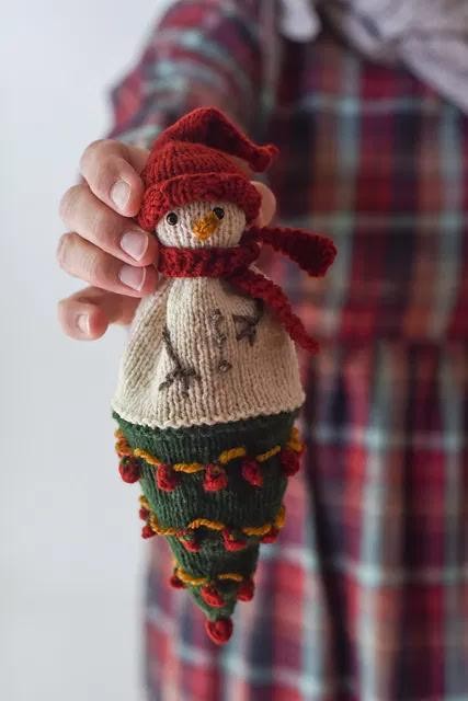 Вязаная спицами игрушка-перевёртыш Ёлка - Снеговик