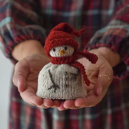 Вязаная спицами игрушка-перевёртыш Ёлка - Снеговик