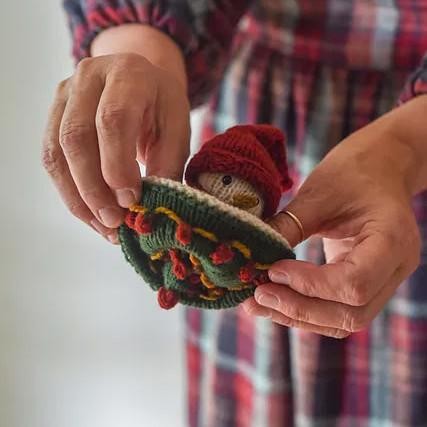 Вязаная спицами игрушка-перевёртыш Ёлка - Снеговик (Reversible Tree + Snowman)