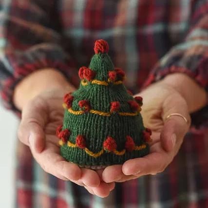 Вязаная спицами игрушка-перевёртыш Ёлка - Снеговик