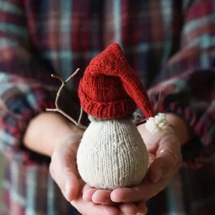 Вязаный снеговик спицами