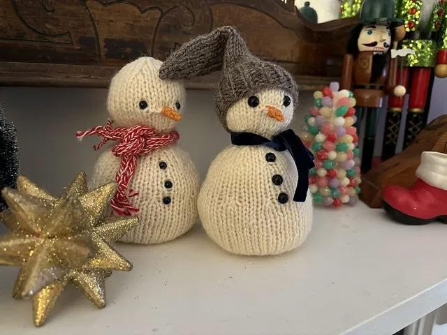 Вязаный снеговик спицами