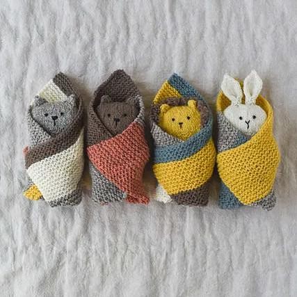 Вязаные спицами малыши-животные в пелёнках Swaddle Pals