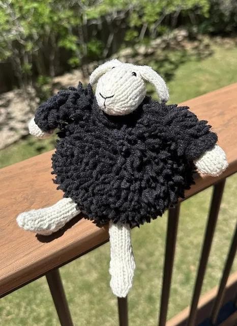 Вязаная овечка спицами