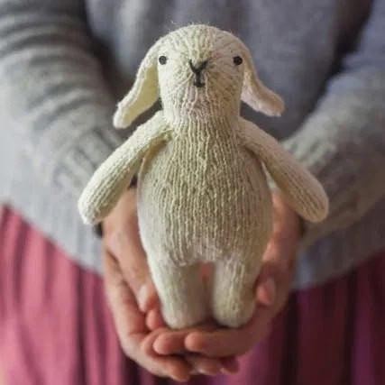 Вязаный спицами кролик Good Bunny