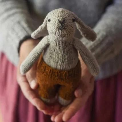 Вязаный кролик спицами