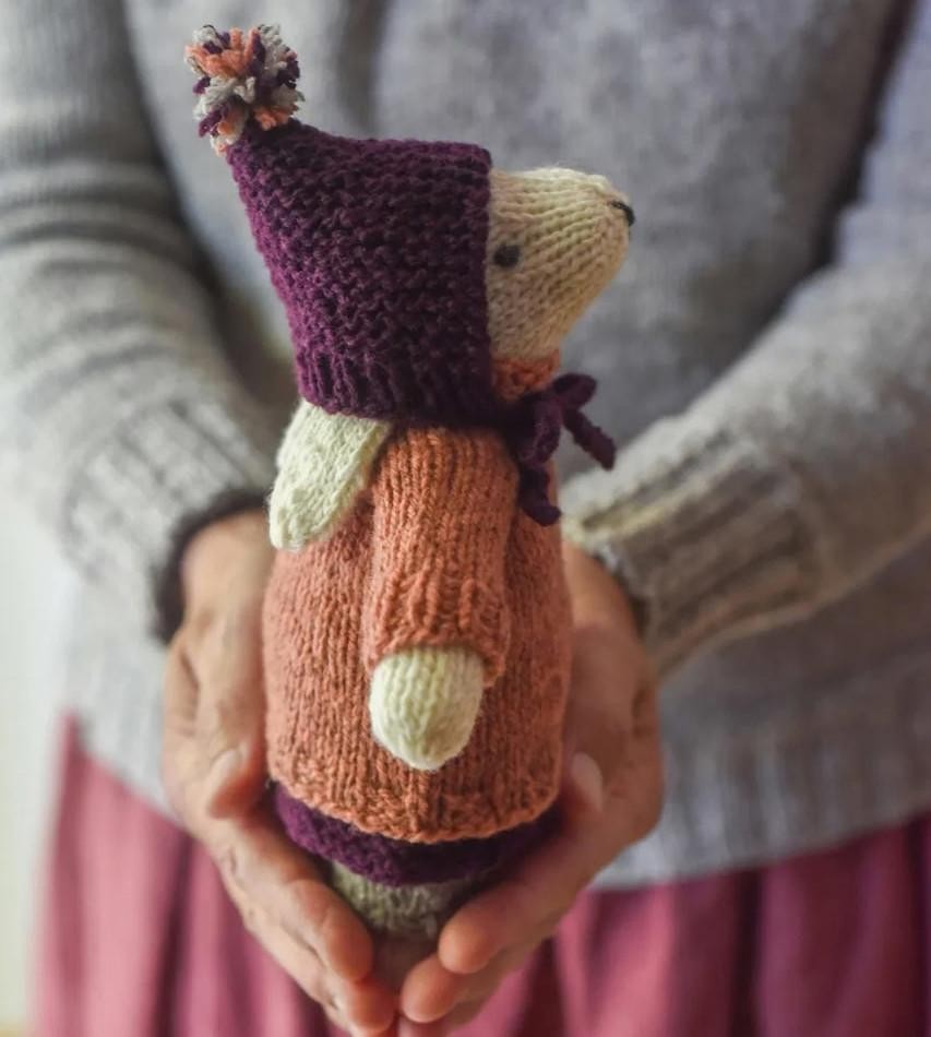 Вязаный кролик спицами