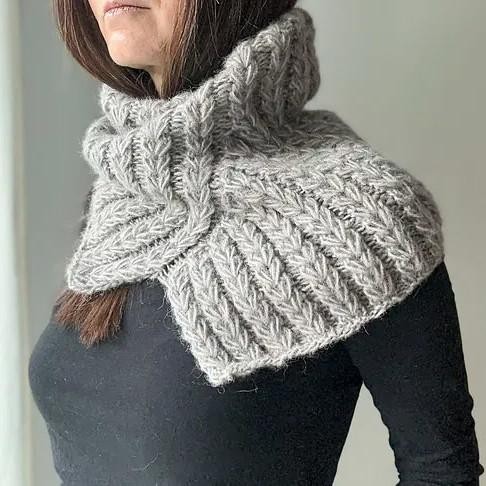 Вязаный спицами снуд пышной резинкой Flower Ridge Cowl