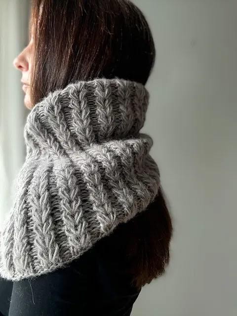 Вязаный спицами снуд пышной резинкой