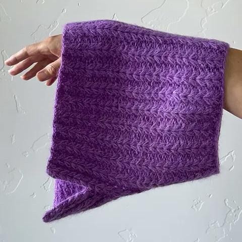 Вязаный спицами снуд пышной резинкой