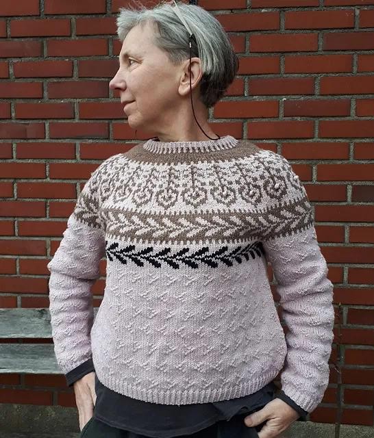 Вязаный спицами пуловер с жаккардовой кокеткой сверху