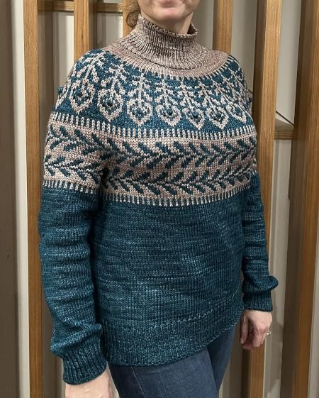 Вязаный спицами пуловер с жаккардовой кокеткой сверху