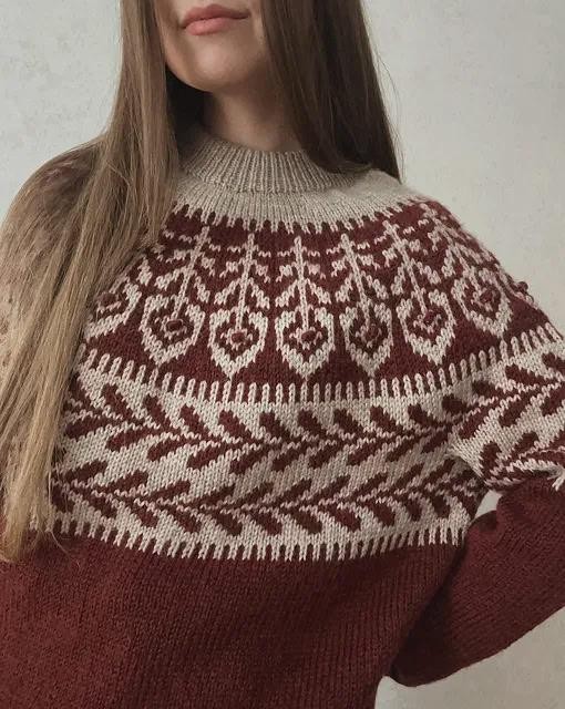 Вязаный спицами пуловер с жаккардовой кокеткой сверху