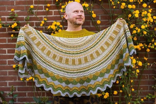 Разноцветная шаль спицами