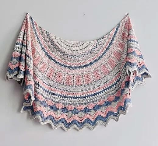 Разноцветная шаль спицами