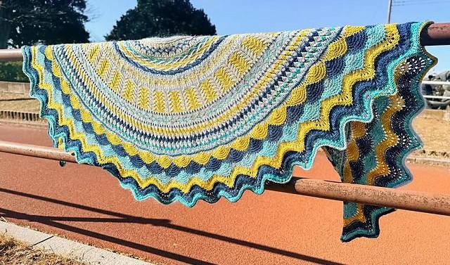 Разноцветная шаль спицами