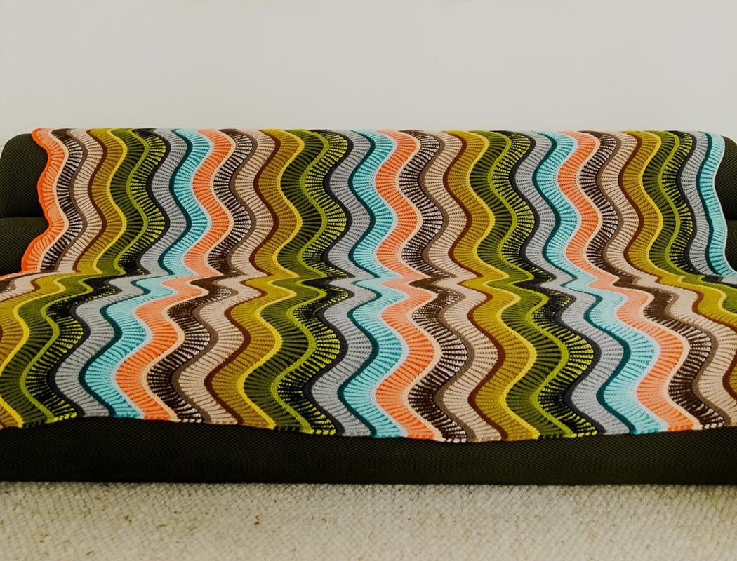 Вязаный спицами плед двухцветной бриошью