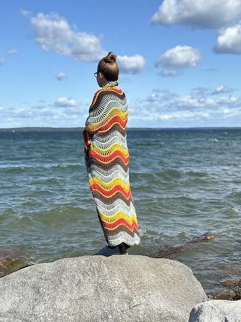 Вязаный спицами плед двухцветной бриошью