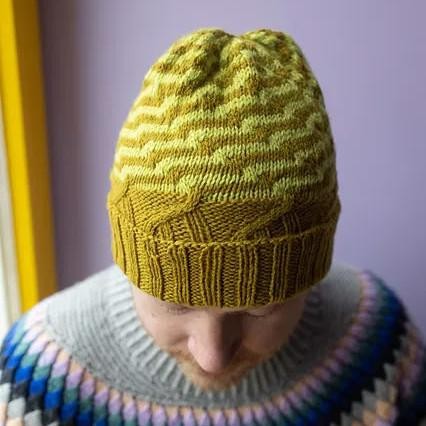 Двухцветная шапка спицами