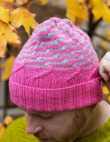 Двухцветная шапка спицами