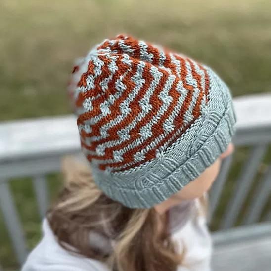 Вязаная шапка спицами