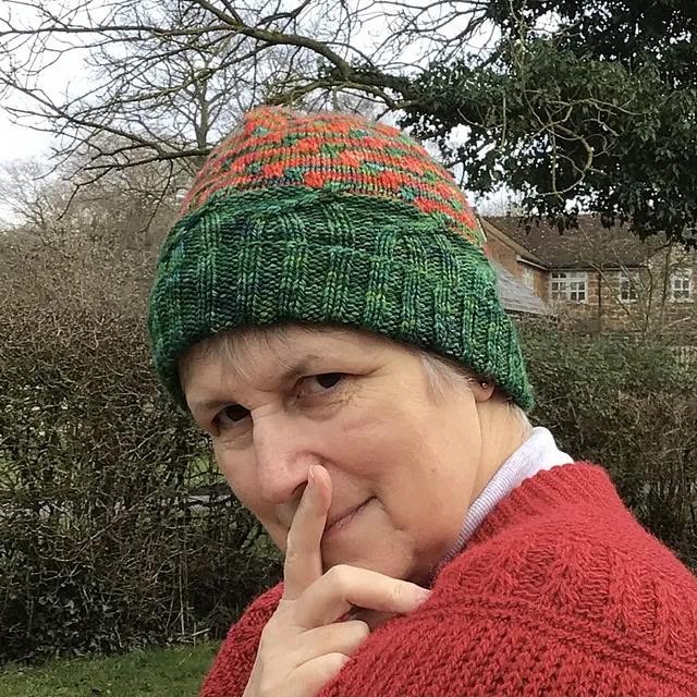 Двухцветная шапка спицами