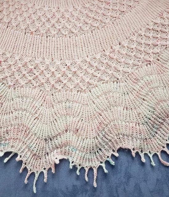 Вязаная шаль спицами