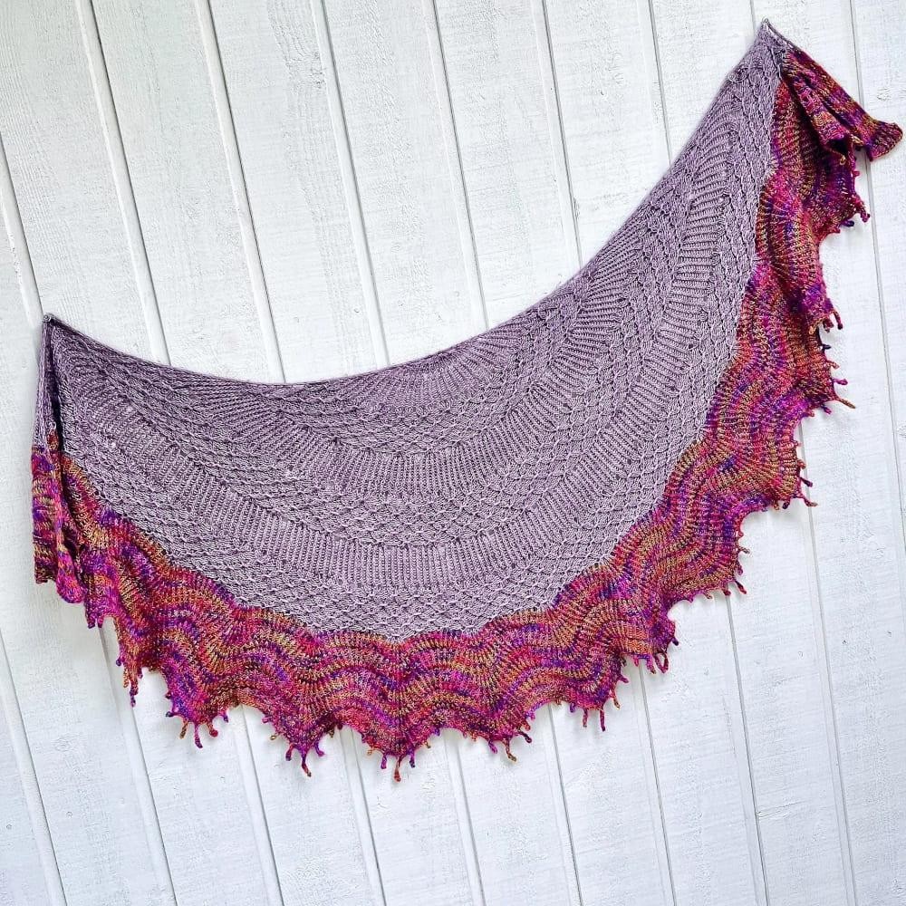 Вязаная шаль спицами