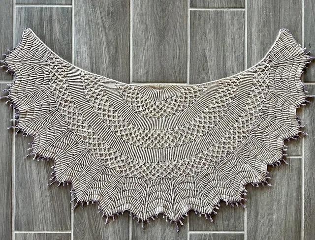 Вязаная спицами шаль