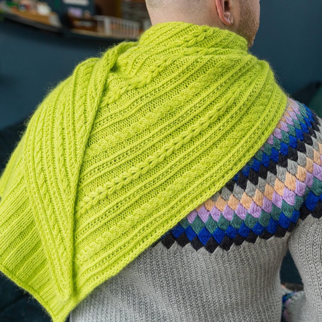 Вязаная спицами треугольная шаль Fir Rib Shawl