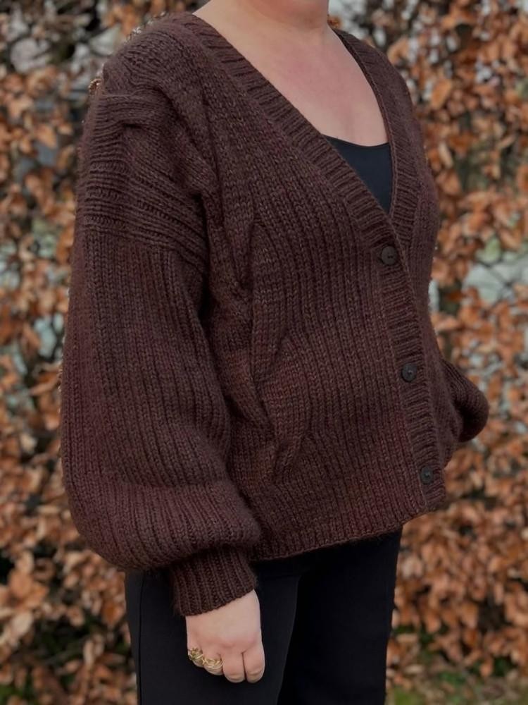 Вязаный спицами оверсайз кардиган с большими косами