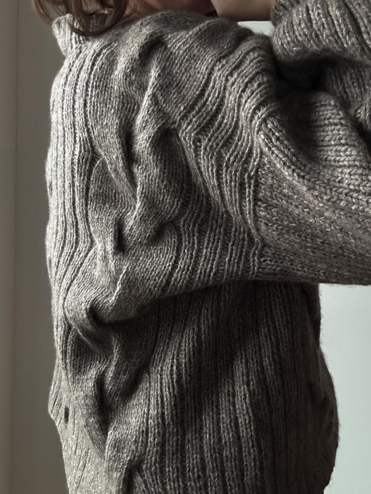 Вязаный спицами оверсайз кардиган с большими косами