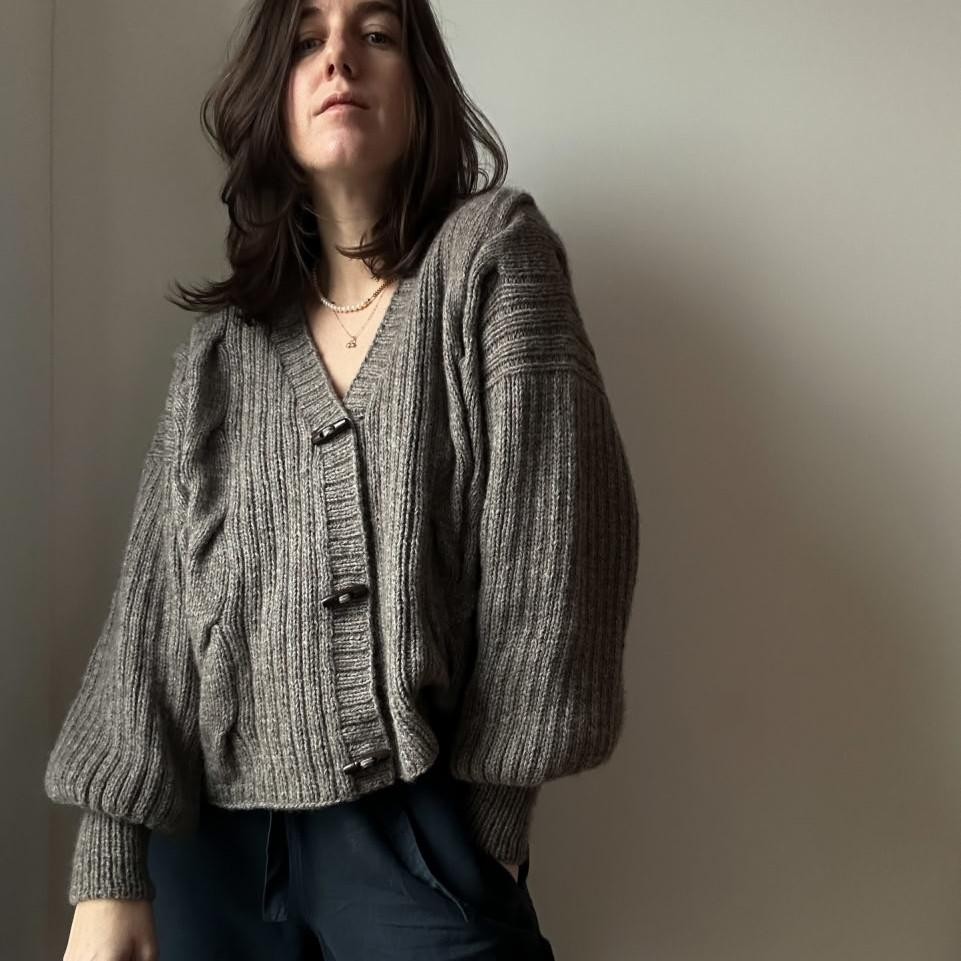 Вязаный спицами оверсайз кардиган с большими косами