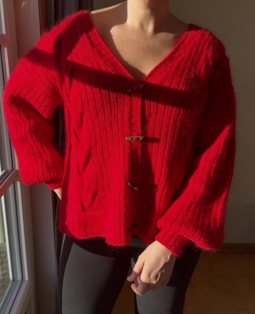 Вязаный спицами оверсайз кардиган с большими косами