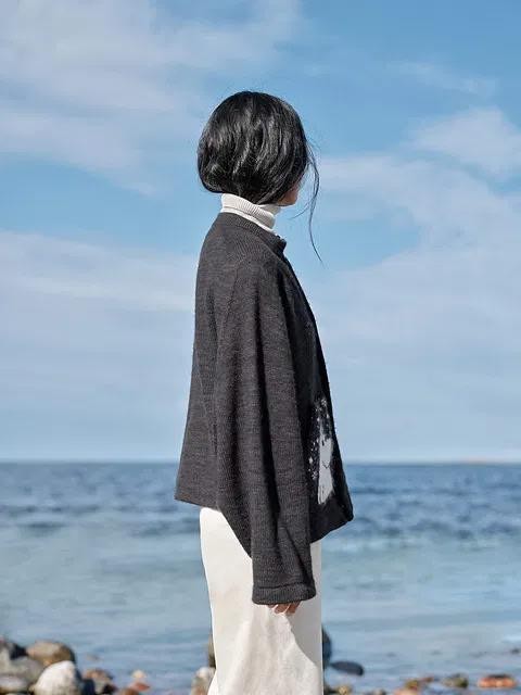 Вязаный спицами жакет с мумий-троллями