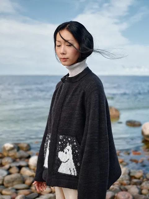 Вязаный спицами жакет с мумий-троллями