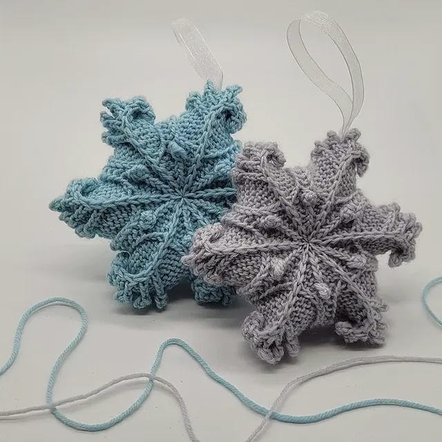 Вязаная снежинка спицами