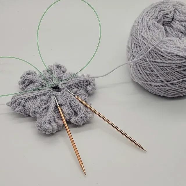 Вязаная снежинка спицами