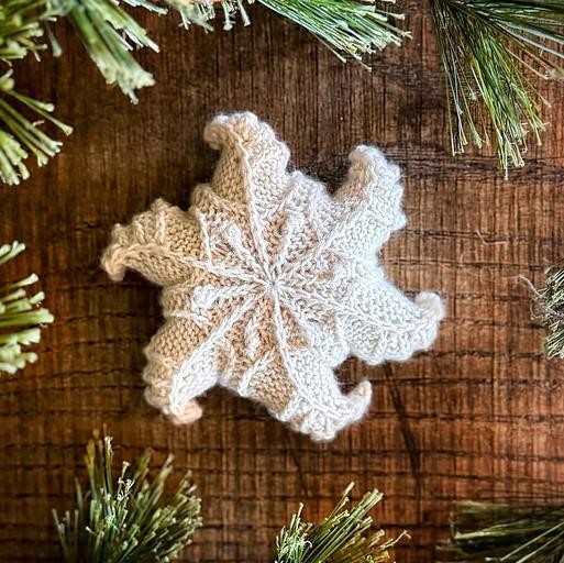 Вязаная снежинка спицами