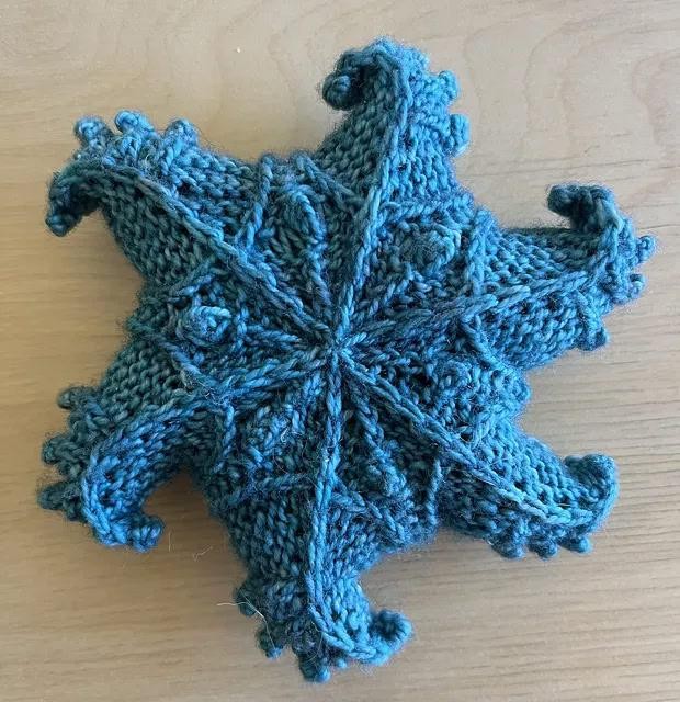 Вязаная снежинка спицами